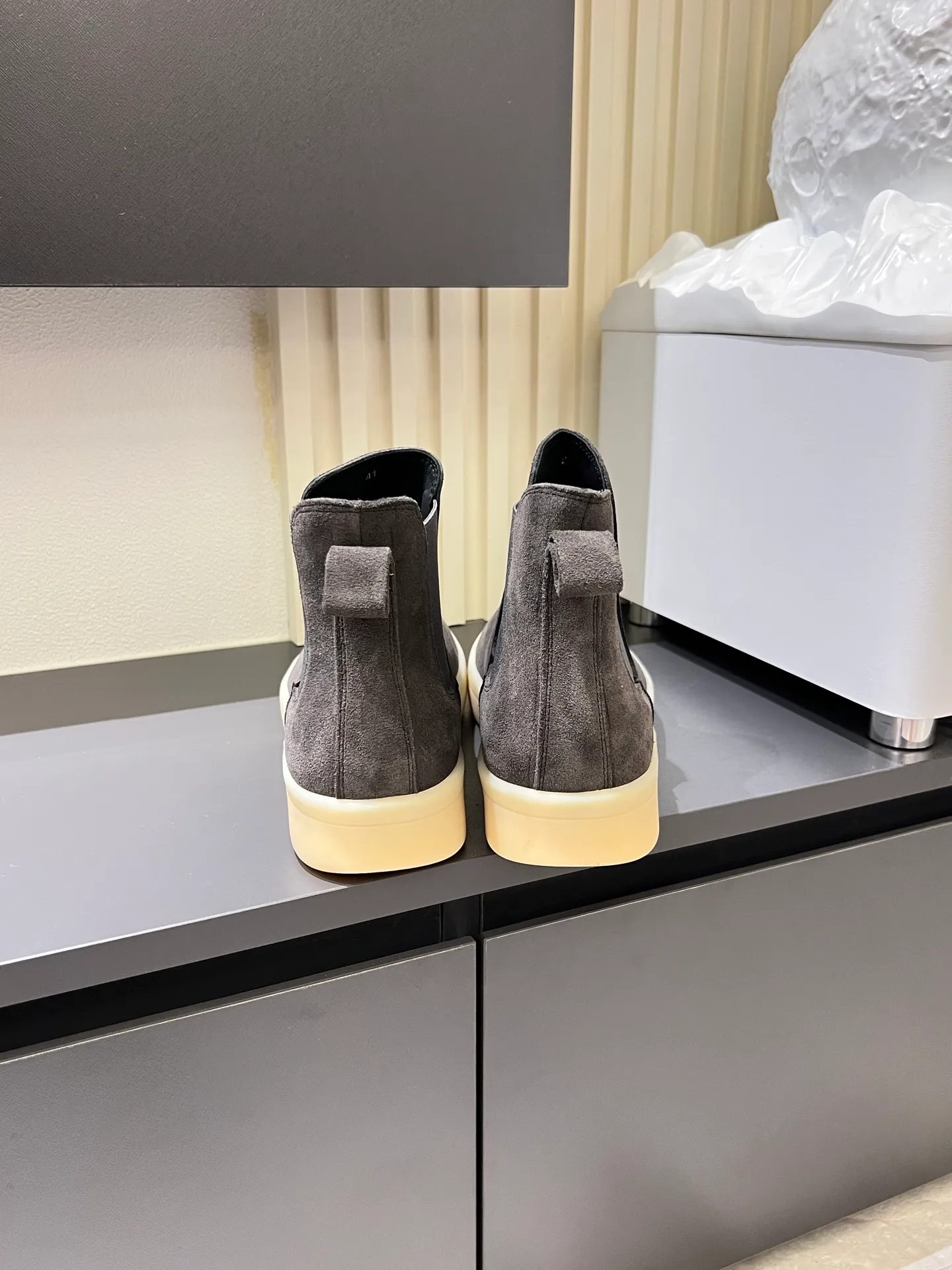p440 Loro Piana's new niche winter men's mid-top shoes are shipped! The fabric is made of mercerized cowhide imported from Italy, with a sheepskin lining, which is comfortable, breathable and not stuffy to the feet. The outsole is made of natural rubber, which is wear-resistant and non-slip! Size: 38-44 (45.46.)